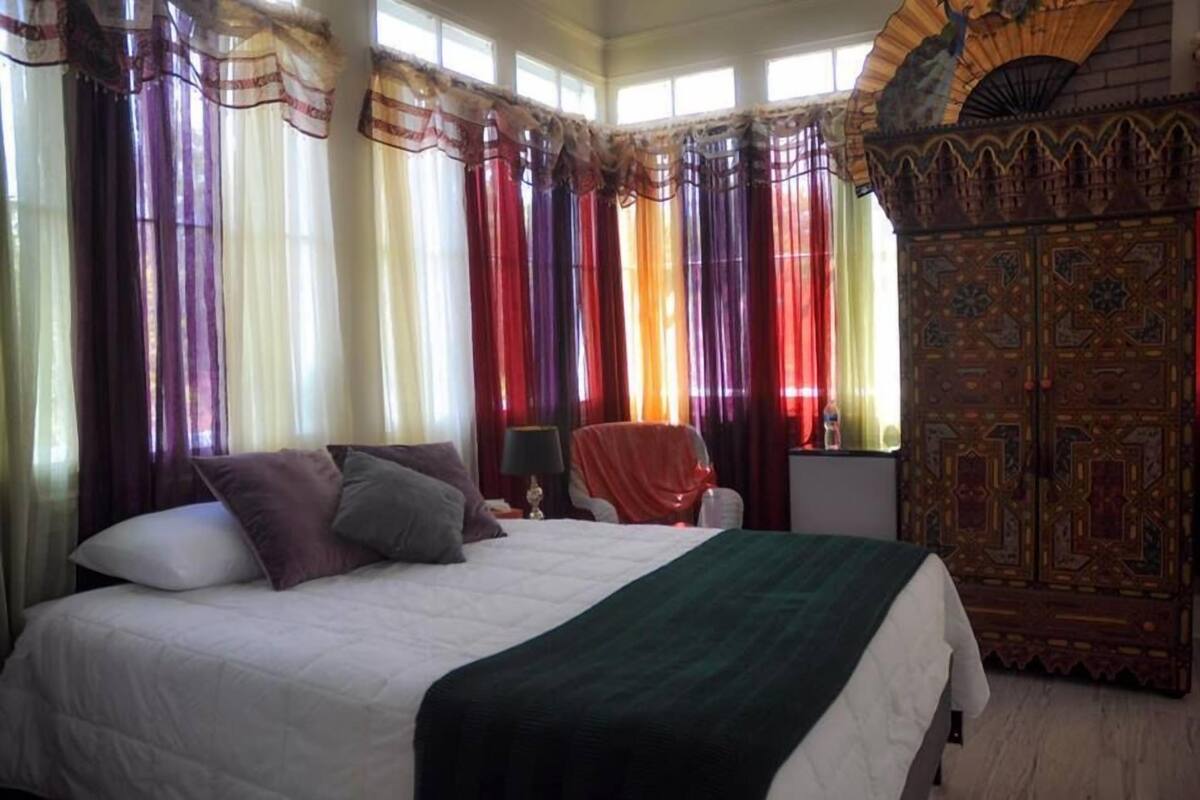 Moroccan Room, King Bed | Memory foam beds, desk, iron/ironing board, WiFi (free)