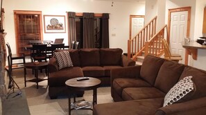 Smart TV, fireplace - Beautiful home, hot tub, across from Camelback Resort (Tannersville)