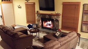 Smart TV, fireplace - Beautiful home, hot tub, across from Camelback Resort (Tannersville)