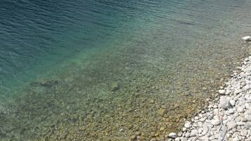 Chaises longues, serviettes de plage