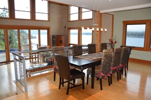 Dining - Infinity Pool, Spa, & Unobstructed view from all rooms - Lake Chelan, WA (Manson)
