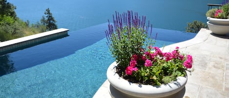 Una piscina al aire libre, una piscina climatizada