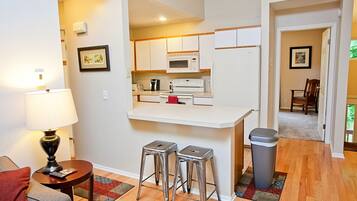 Een koelkast, een magnetron, een oven, een kookplaat