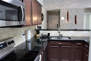 ثلاجة، ميكروويف، فرن، موقد طهي مسطح