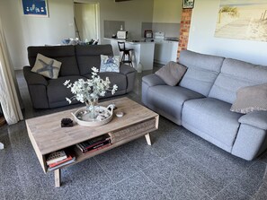 Smart-tv, ett bordtennisbord och böcker