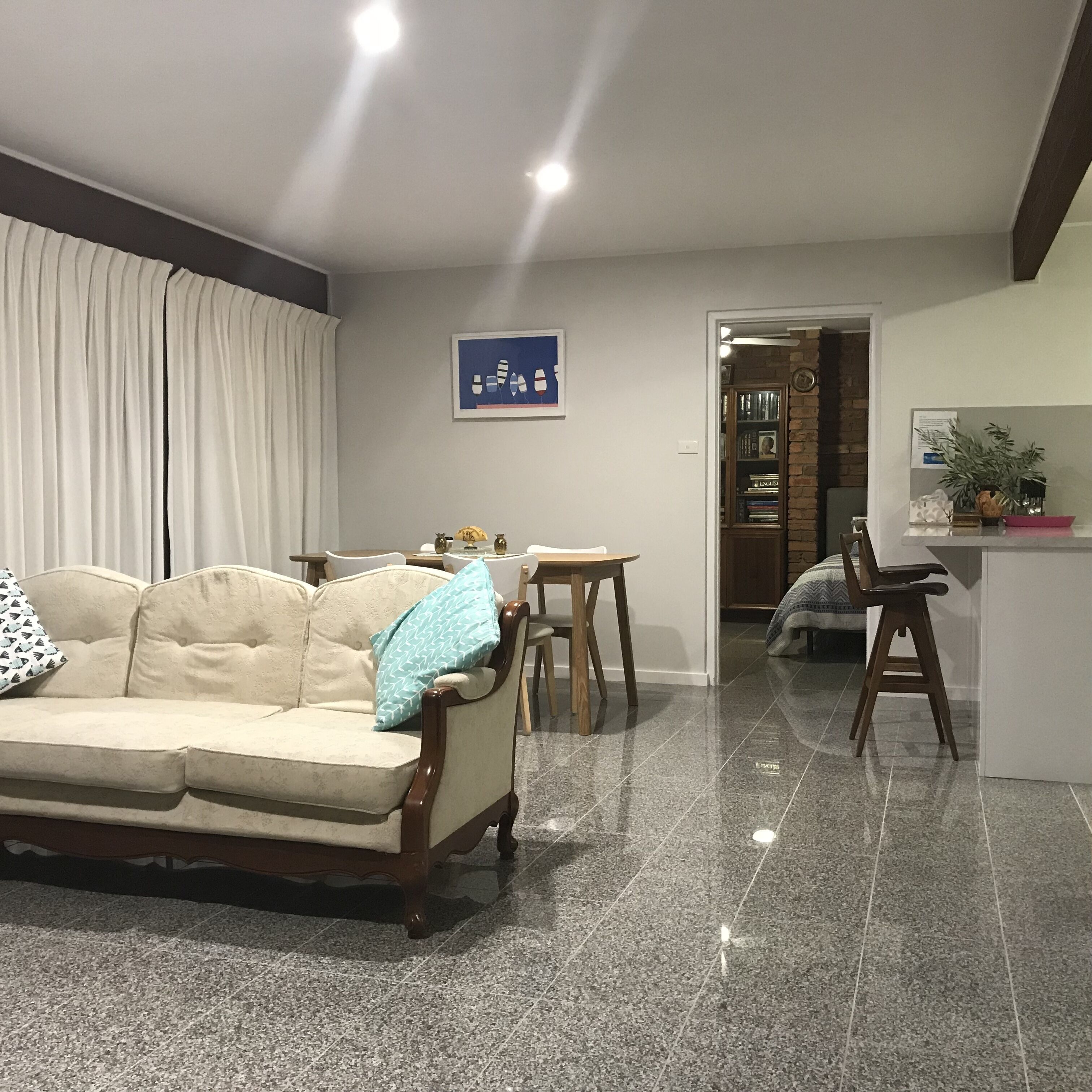 TV connectée, table de tennis de table, livres