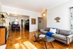 TV - Mid-Century Modern Home in Daly City (Daly City)