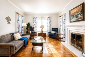 TV - Mid-Century Modern Home in Daly City (Daly City)