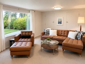 TV - Mid-Century Modern Home in Daly City (Daly City)