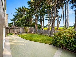 Property grounds - Mid-Century Modern Home in Daly City (Daly City)