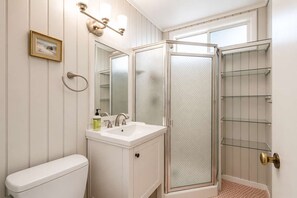 Shower, hair dryer, towels, shampoo - Mid-Century Modern Home in Daly City (Daly City)