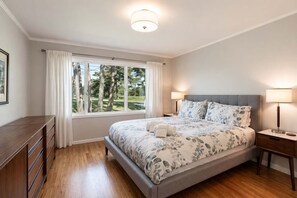 3 bedrooms, iron/ironing board, WiFi, bed sheets - Mid-Century Modern Home in Daly City (Daly City)