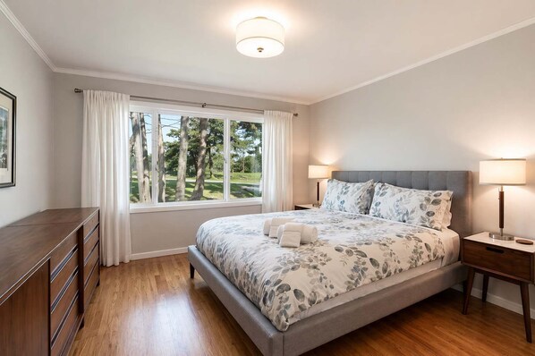 3 bedrooms, iron/ironing board, WiFi, bed sheets - Mid-Century Modern Home in Daly City (Daly City)