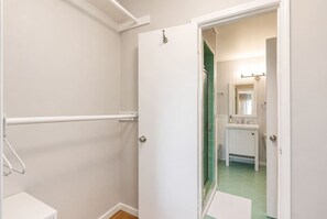 Dusch, hårtork, handdukar och schampo
