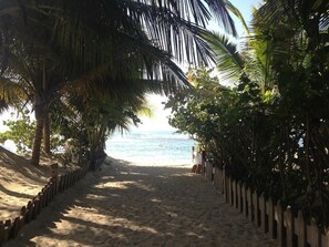 Chaises longues, serviettes de plage