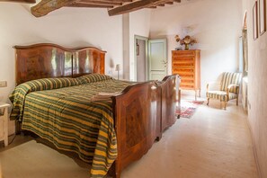 3 soverom, skrivebord, strykejern/-brett og reiseseng for barn