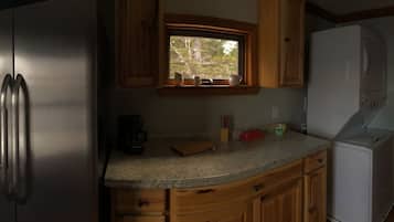 Full-size fridge, microwave, coffee/tea maker, electric kettle