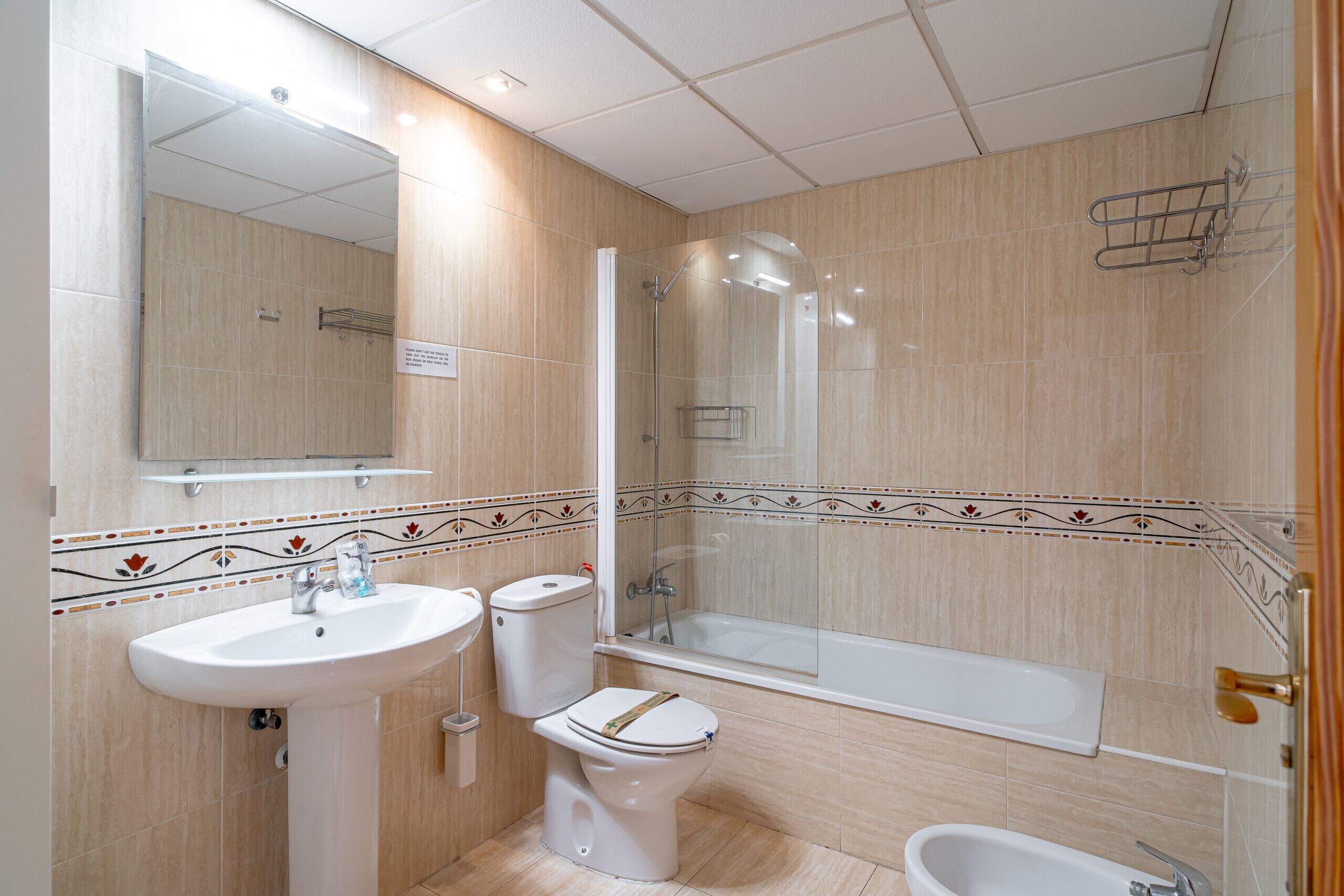 Un baño moderno con lavamanos, inodoro y bañera.