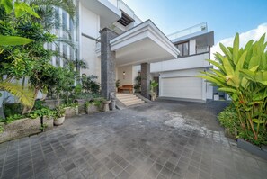 المنشأة من الخارج