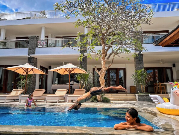 حمّام سباحة خارجي