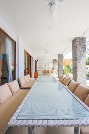 تناول الطعام بالخارج