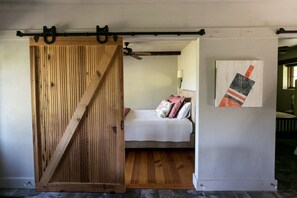 3 bedrooms, free WiFi, bed sheets - Beautiful 13 acre Property on Sheepscot River w/ 2 Bedroom Cottage & Air Stream (Wiscasset)