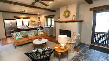 Een smart-tv, een open haard en een stereo