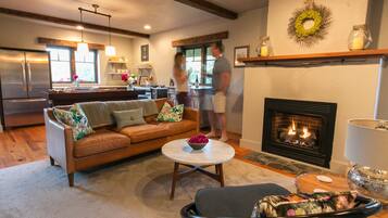 Smart TV, lareira, aparelho de som