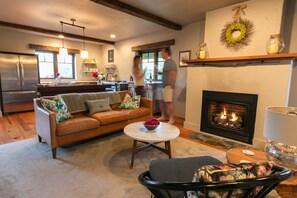 Smart TV, fireplace, stereo - Beautiful 13 acre Property on Sheepscot River w/ 2 Bedroom Cottage & Air Stream (Wiscasset)