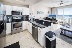 Réfrigérateur, four à micro-ondes, un four, surface de cuisson
