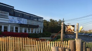 Ein Restaurant mit einem Schild, auf dem 'The Skipper' und 'Ice Cream Shack' stehen.