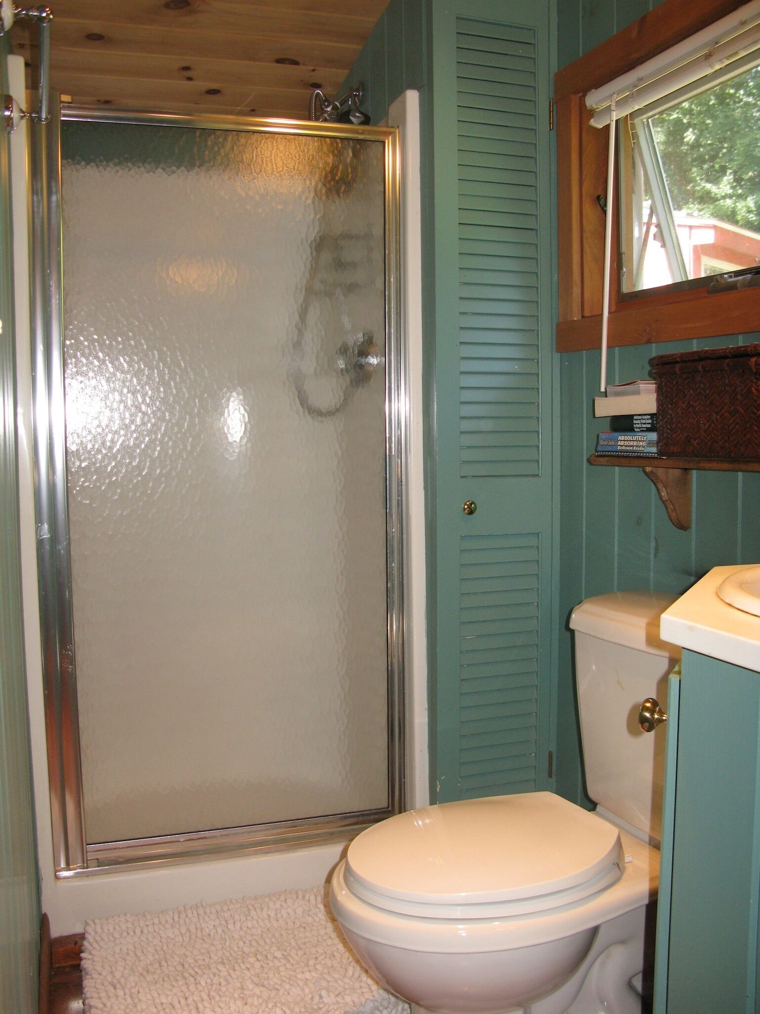 Douche, sèche-cheveux, serviettes fournies, savon