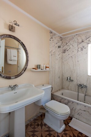 Ensemble douche/baignoire, sèche-cheveux, serviettes fournies