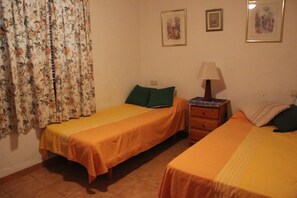 1 chambre, fer et planche à repasser, literie fournie