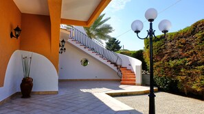 Property grounds - Villa 10 places at 100 mt. from the sea (Fontane Bianche)