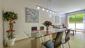 Dining - Apartment 5 pax, community pool, wifi, parking 5 m from Fenals beach - LLoret de Mar (Lloret de Mar)