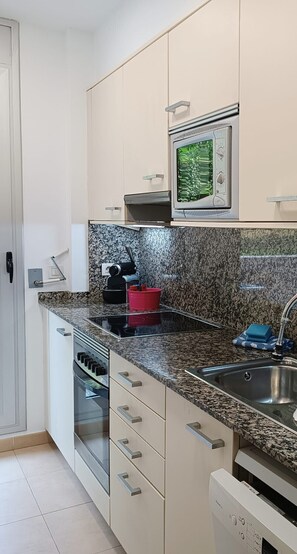 Kühlschrank, Mikrowelle, Ofen, Geschirrspüler