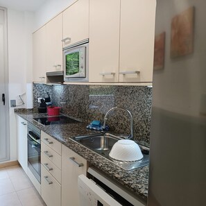 Réfrigérateur, micro-ondes, four, lave-vaisselle