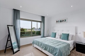 3 soverom, safe på rommet, strykejern/-brett og reiseseng for barn