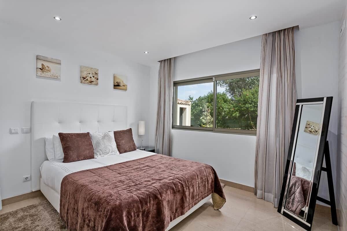 3 عدّة غرف نوم وخزنة داخل الغرفة ومكواة/لوح كي وواي فاي