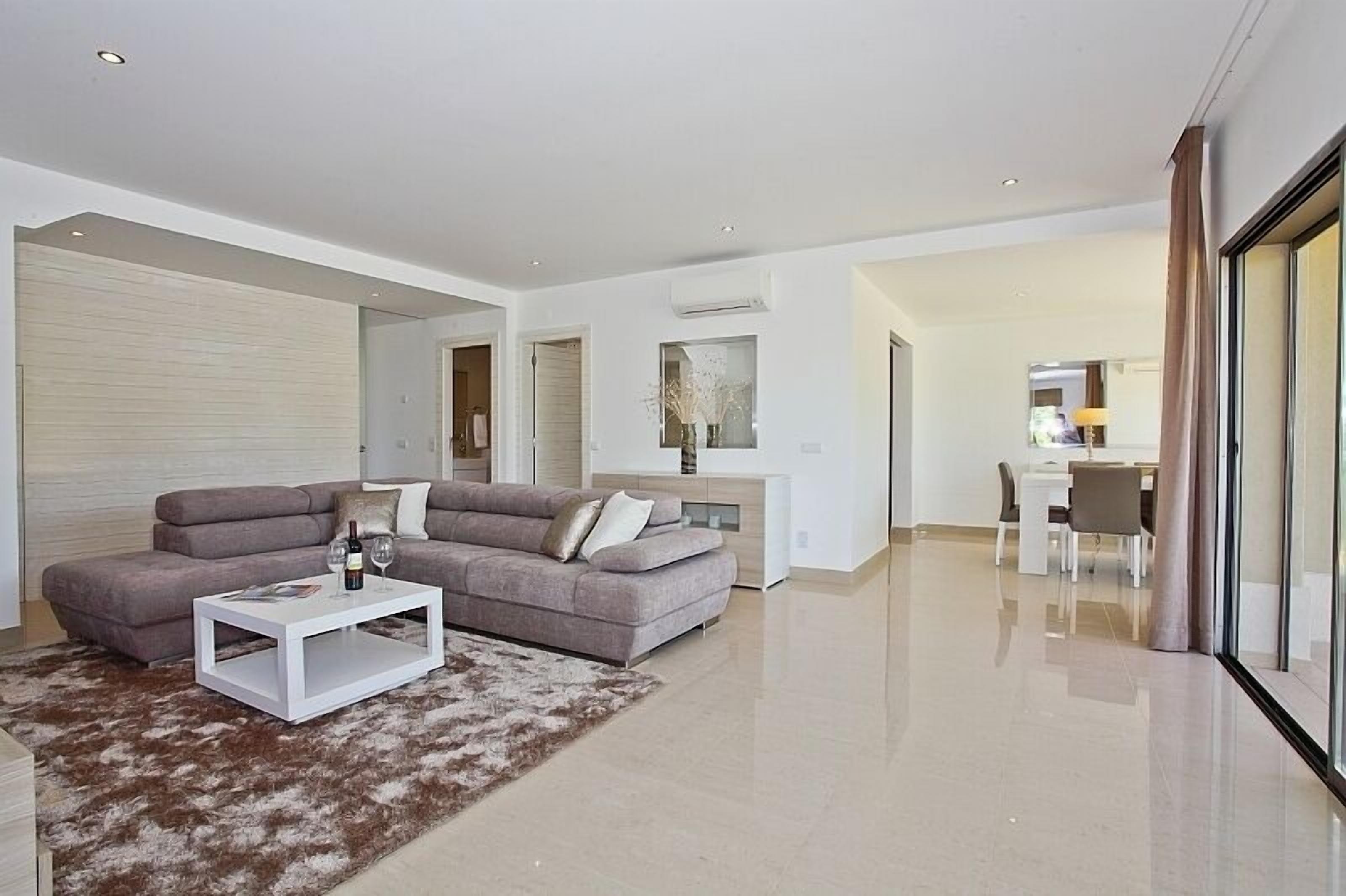 تلفزيون ذكي، مدفأة، مشغل دي في دي، كُتُب