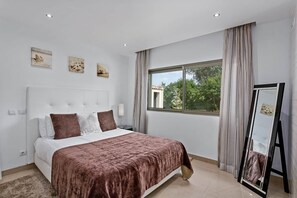 3 bedrooms, in-room safe, iron/ironing board, WiFi