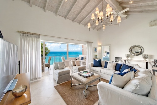**Luxury 4Bed/4Bath Beachfront Villa – Panoramic Ocean Views, Prime Location**