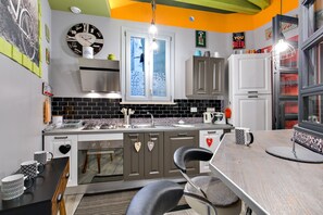 Réfrigérateur, un four, surface de cuisson, lave-vaisselle