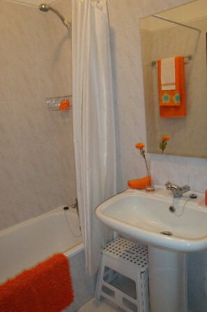 Combined shower/tub, hair dryer, bidet, towels - Funchal beach area - Sea view - Free Wifi (Funchal)