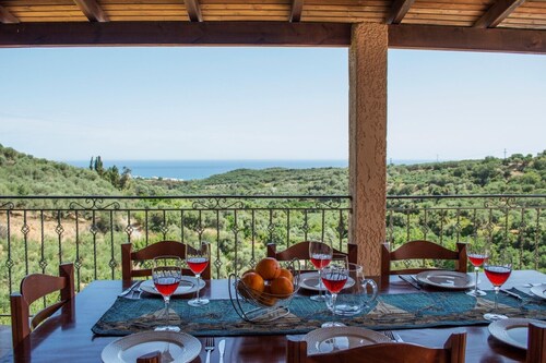 Peaceful and private family villa, big pool, wellness, views of sea and mountain