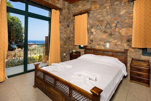 2 bedrooms, in-room safe, iron/ironing board, free WiFi