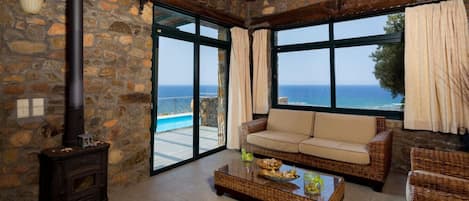 Smart TV, chimenea, reproductor de DVD y estéreo