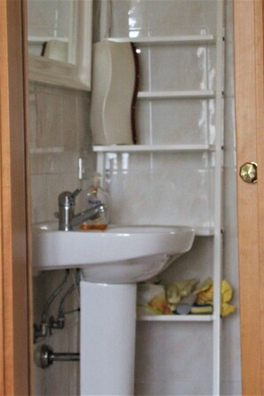 Doccia, asciugacapelli, asciugamani, sapone