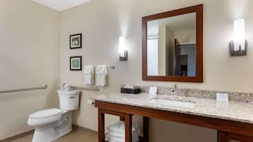 Zimmer, 2 Queen-Betten, barrierefrei, Nichtraucher | Badezimmer | Handtücher